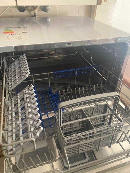 Máquina de lavar loiça VOX LCT8F Compacta, muito pouco uso.