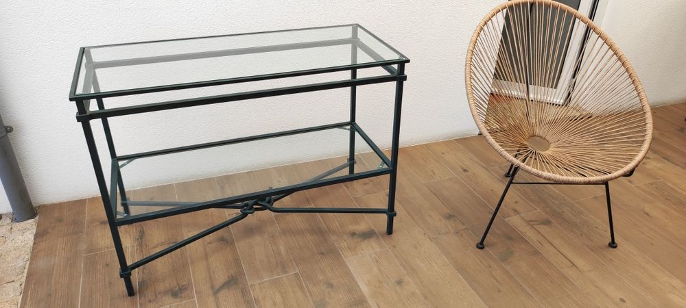 Mesa em metal e vidro