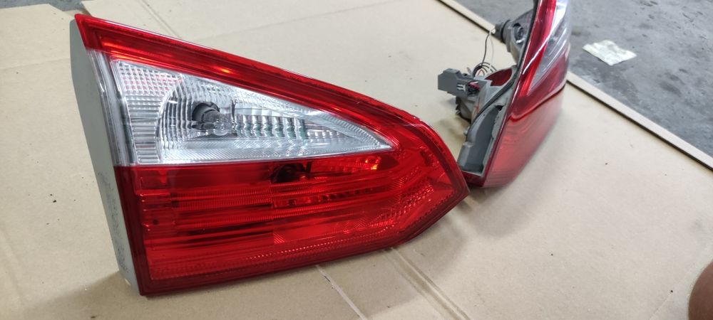 Lampa LED prawa lewa tył tylna w klapę Ford Focus mk3 III kombi oryg