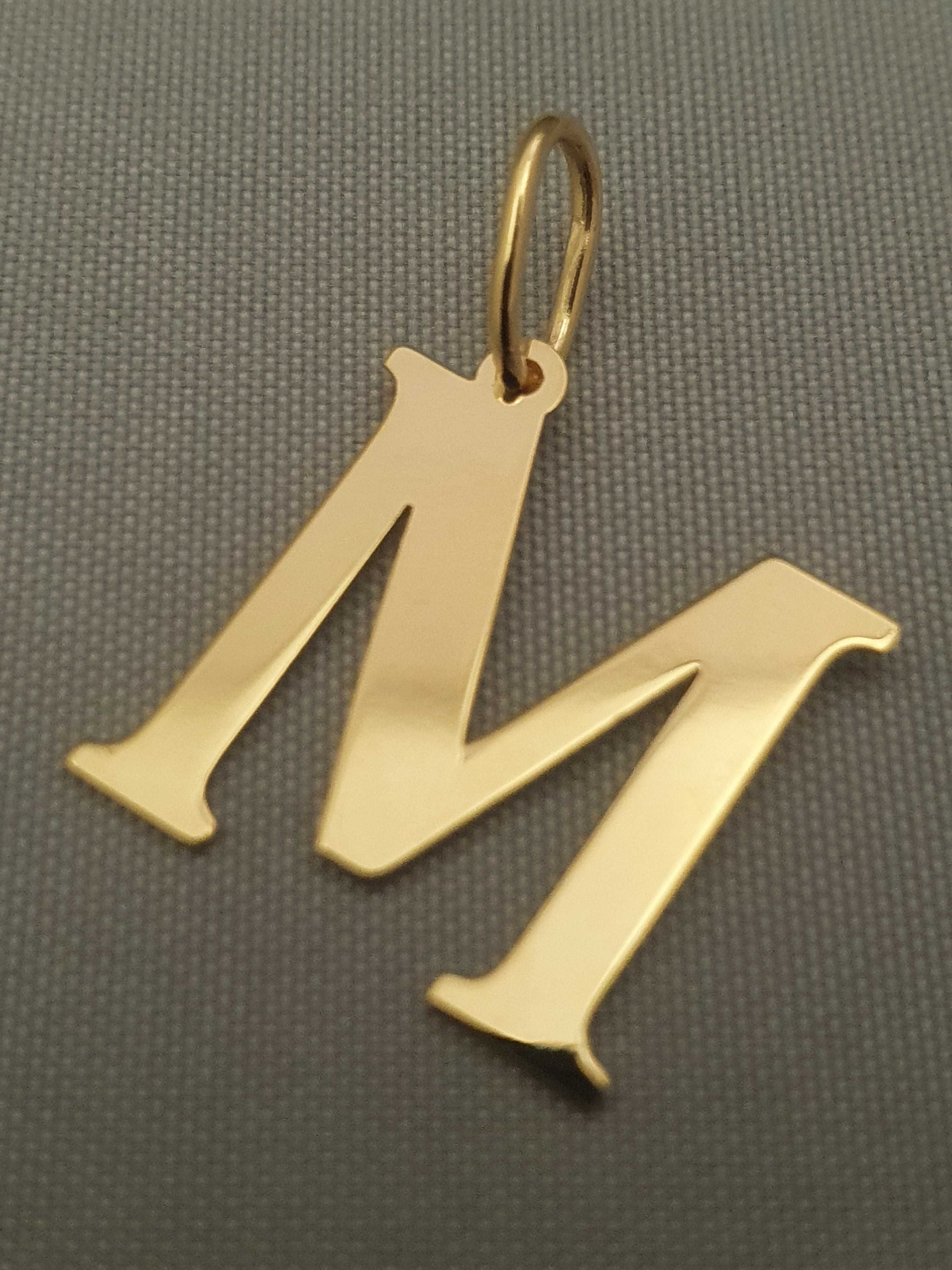 Złoty wisiorek literka M 0,70 g