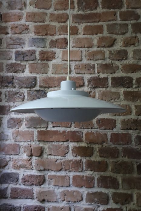 Biała Duńska lampa wisząca Aaen vintage space age