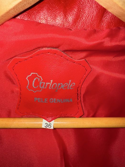 Casaco de cabedal de cor vermelha