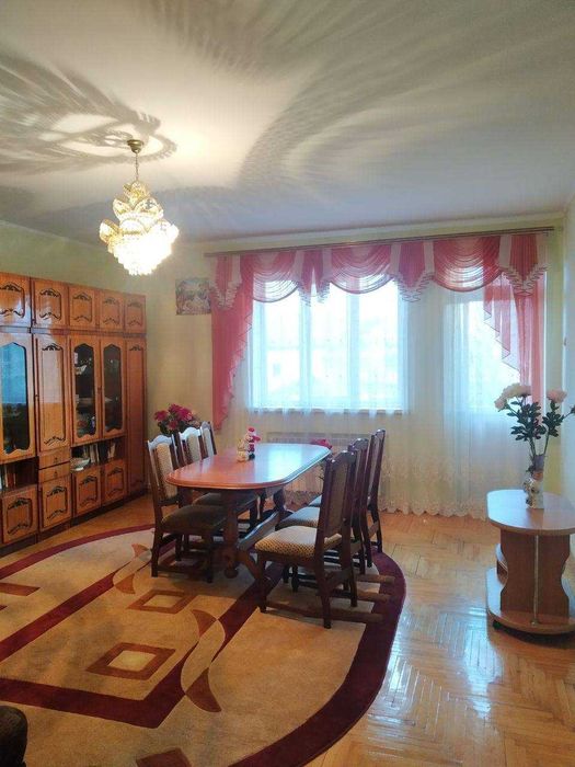 Продаж 2 пов будинку з 2 гаражеми і ділянкою на 12 соток, 236.5 кв.