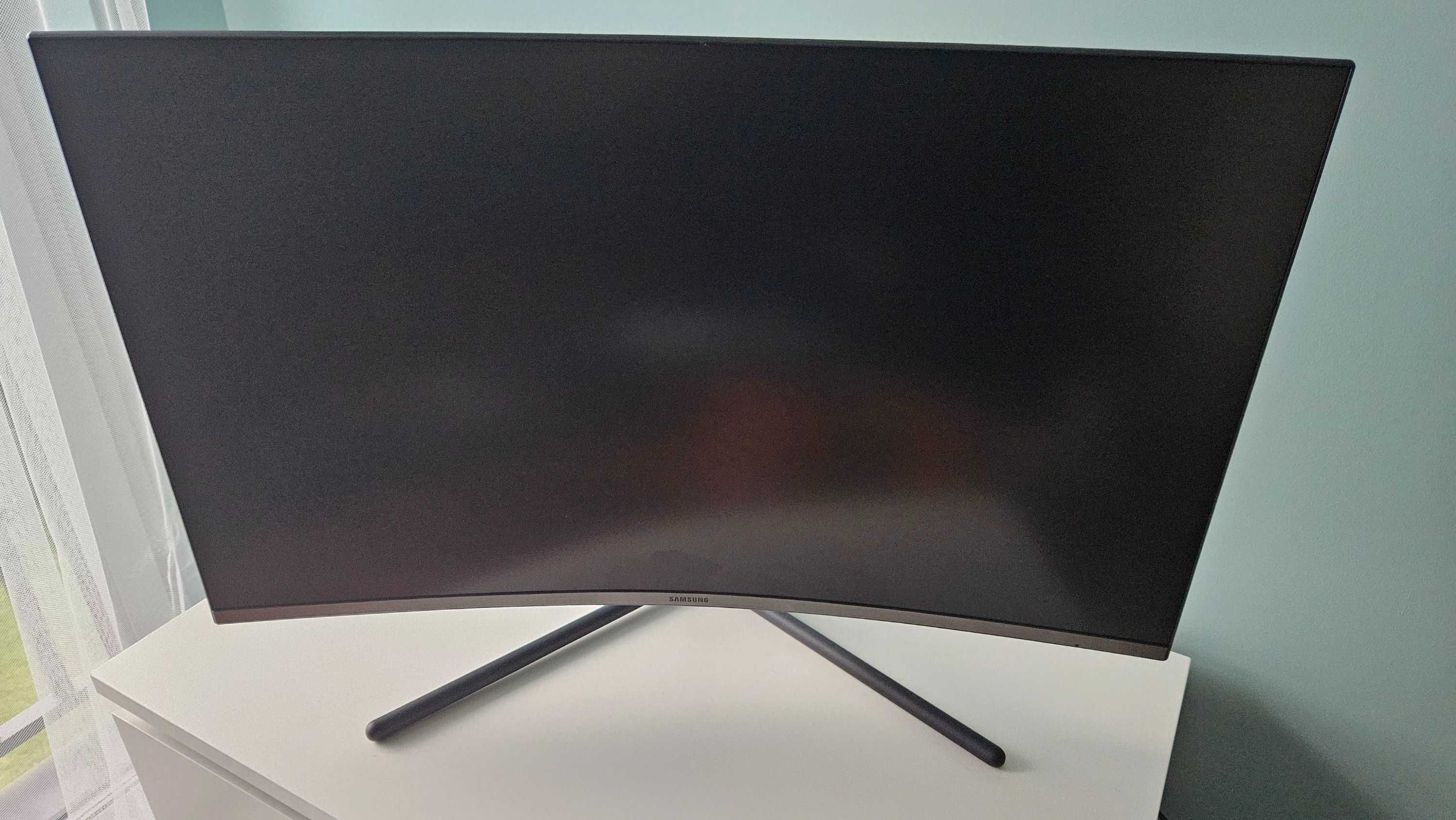 Efektowny monitor  Samsung U32R590 4k, zakrzywiony ekran