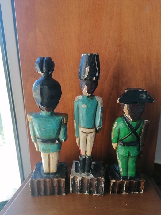 3 Estátuetas de militares - Madeira