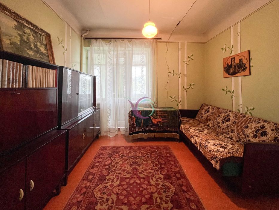 Продається окремостоячий будинок  з садом та гаражем на території.