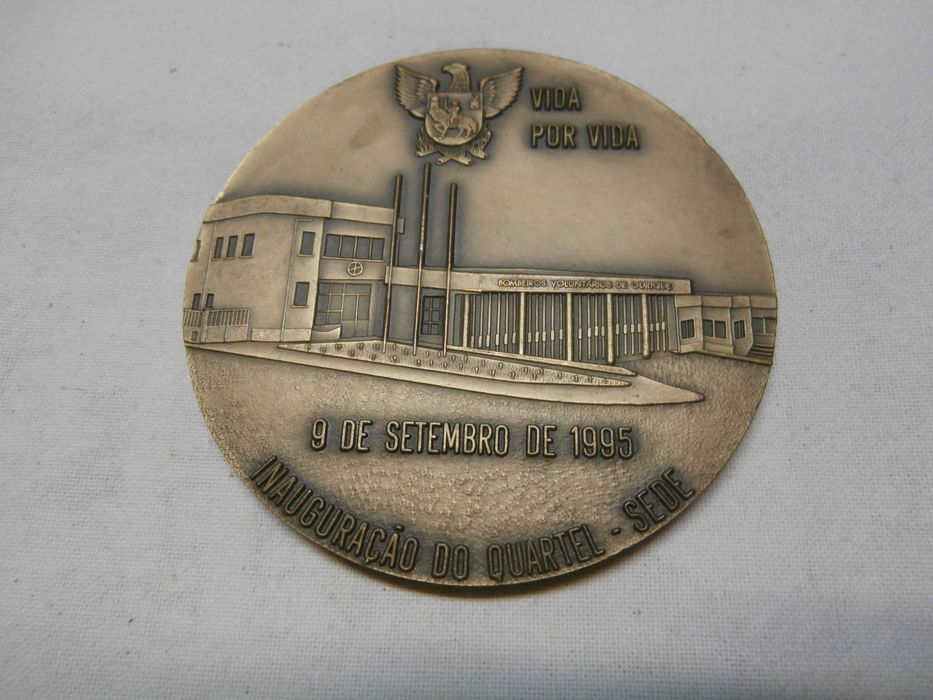 Várias medalhas de bombeiros