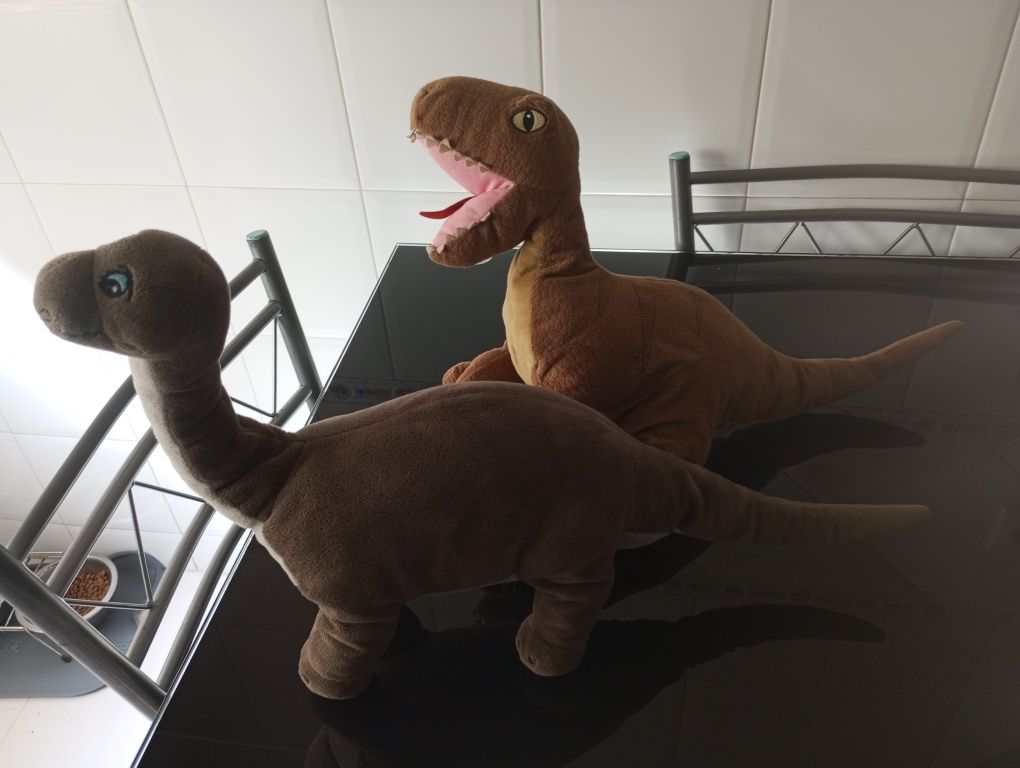 Peluches de dinossauros e Batman