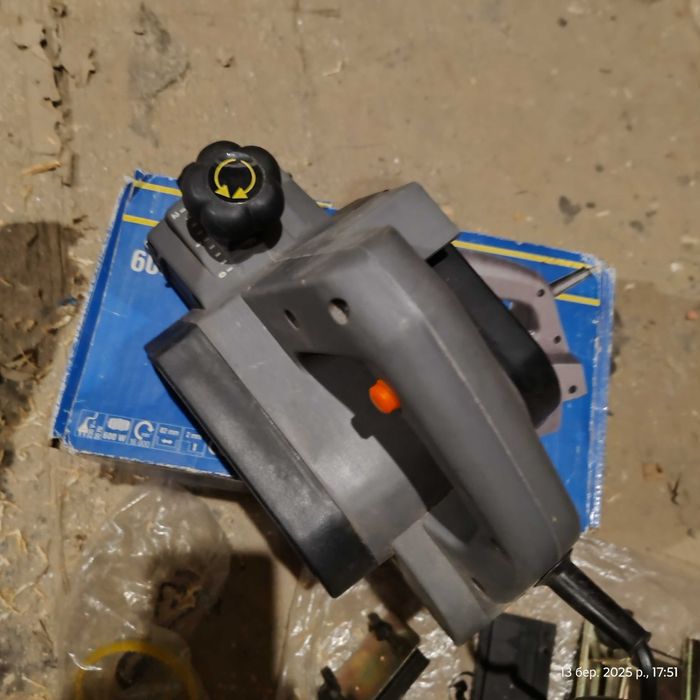 Електрорубанок        Полный комплект       .