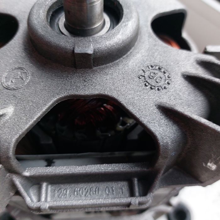 двигатель от стиральной машины Bosch.