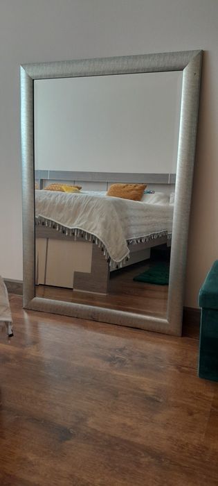 Lustro w srebrnej ramie.