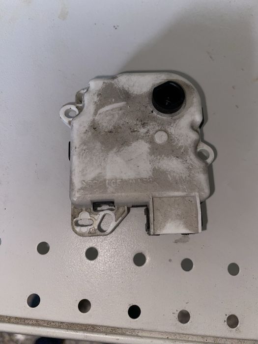 Привід заслонки пічки привод печки Nissan Navara d40 Pathfinder R51