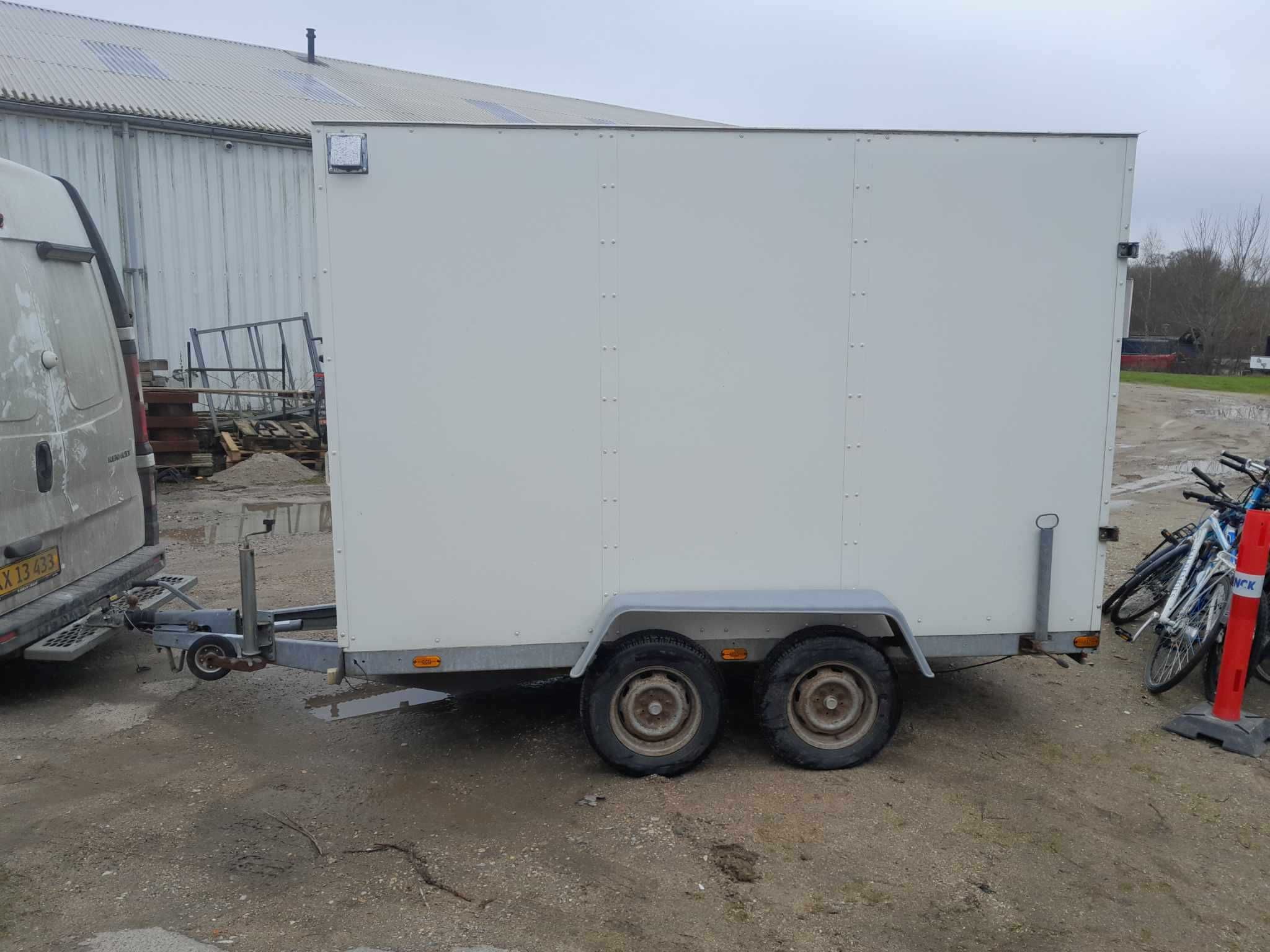 Przyczepa  kontener dwie osie Niewiadow Selandia F 1326  cargo