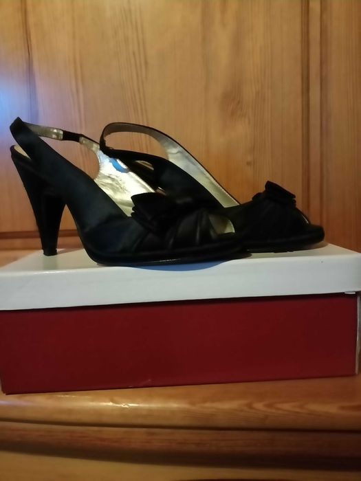 Czarne atłasowe szpilki bez pięty i z odkrytymi palcami