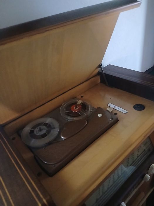 Telefonia antiga com gira discos e bobines