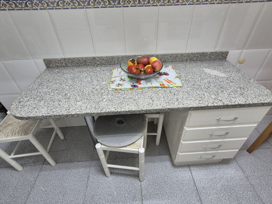 Mesa de granito com gavetas