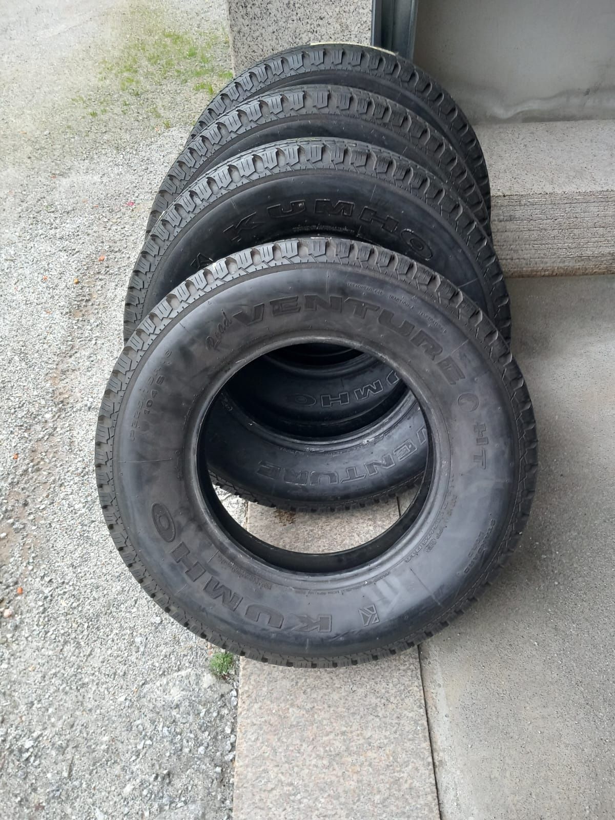 4 pneus 225/75R16 Kumho como novos