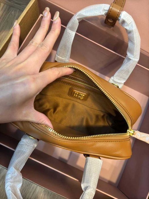 MiuMiu Brązowa Torebka - Antykwa Inspiracja i Moderny Wzór