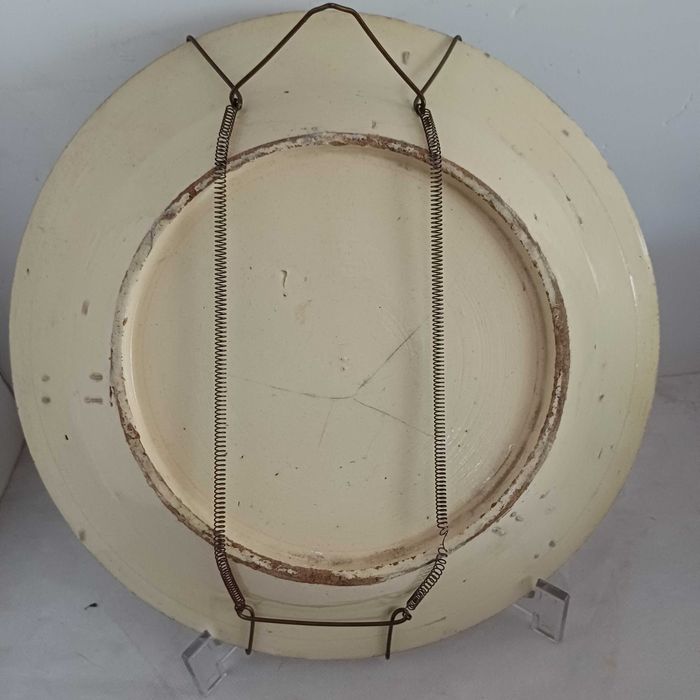 Pratos de faiança com 29.5 cm e 31.5 cm