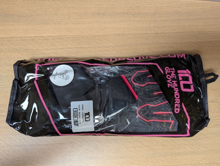 Rękawice bramkarskie Vanguard The Hundred Glove czarno-różowe roz 7