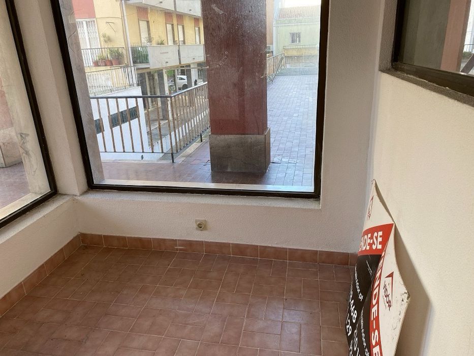 RENT Loja para arrendar no centro de Sacavém junto a Parque das Nações