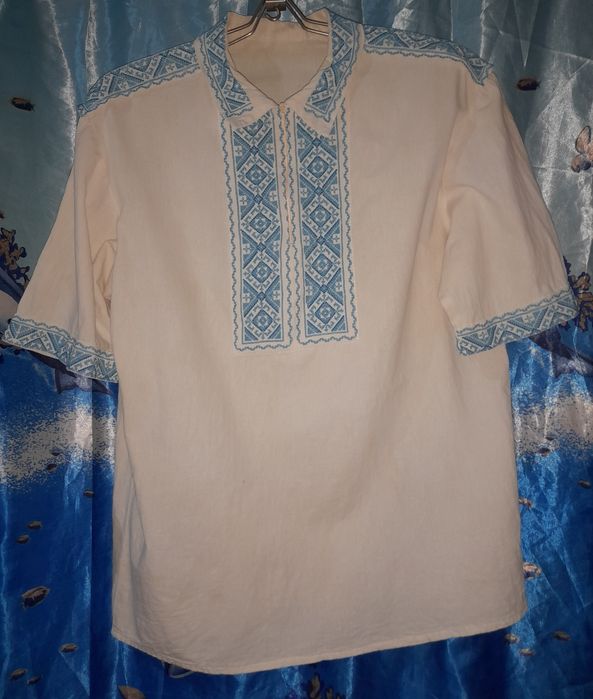 Вишиванка вишита хрестиком з льняної тканини і дитяча маленька.