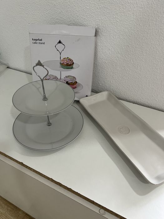 Travessa costa nova acompanha estante para bolos