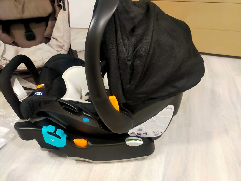 Carrinho de passeio Chicco + ovo e suporte para automóvel