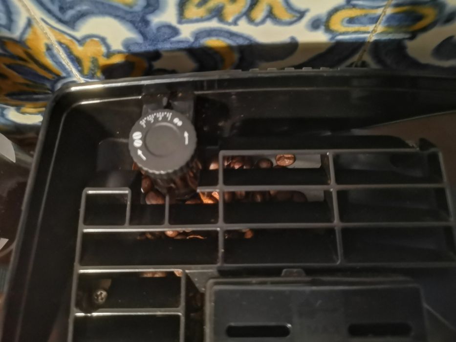 Máquina de café com moedor Delongui Magnífica S como nova com caixa