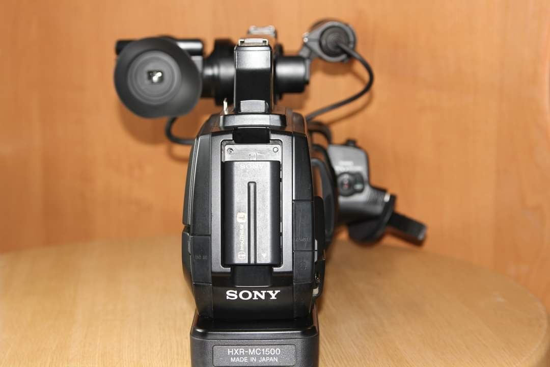 Професійна відеокамера SONY HXR mc1500