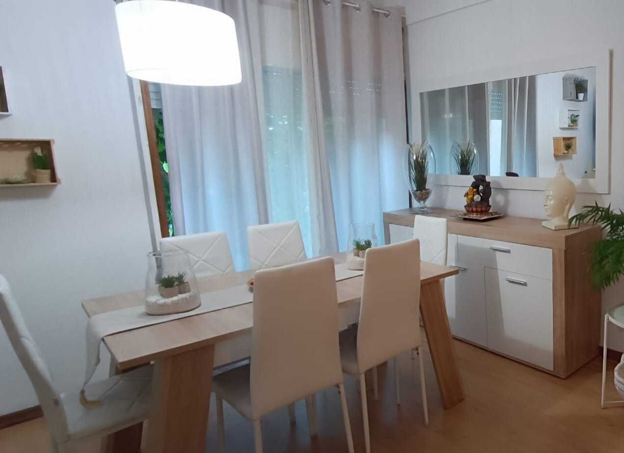 Mesa de jantar + 8 cadeiras + Aparador