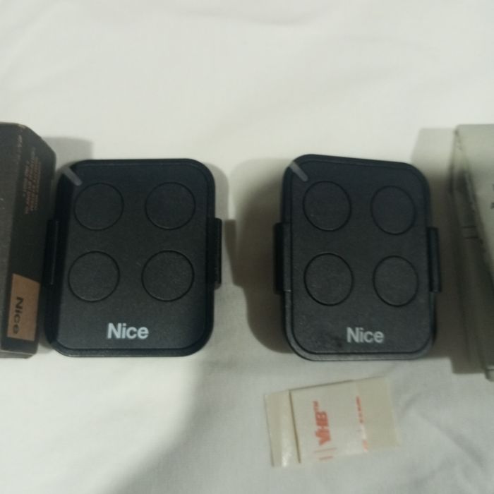 Пульти для воріт, шлагбаумів