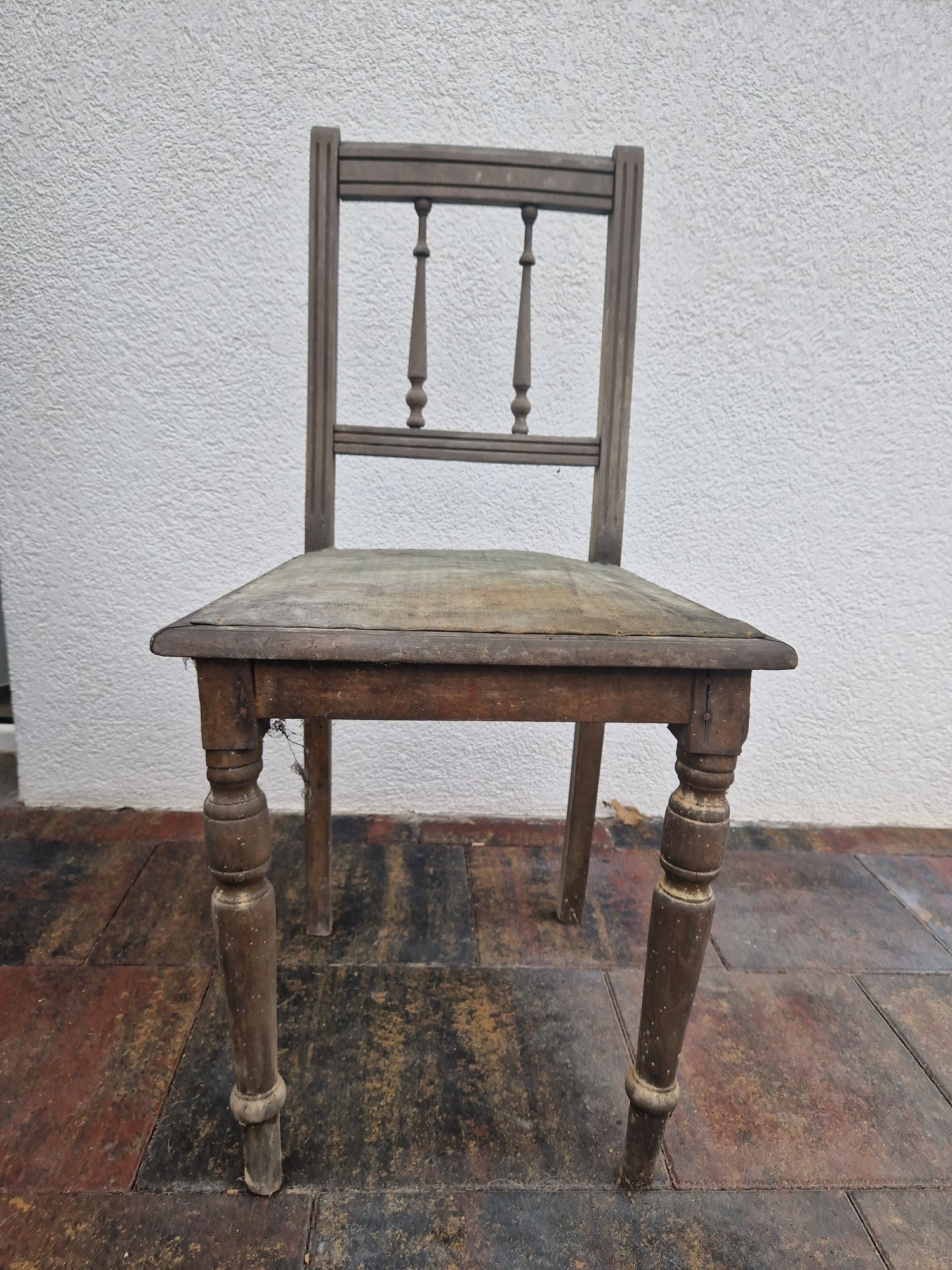 Stare antyczne krzesło do renowacji
