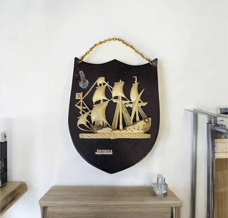 Zawieszka ryngraf dekoracja na ścianę ze statkiem Krynica pamiątka