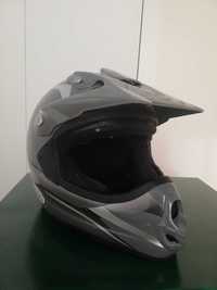 Capacete de mota motocross ou downhill e carrinhos de choque