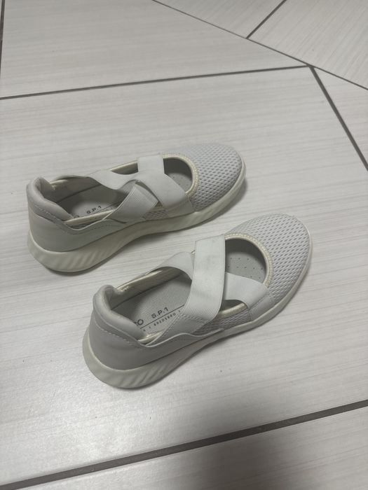 Продам кросівки літні.