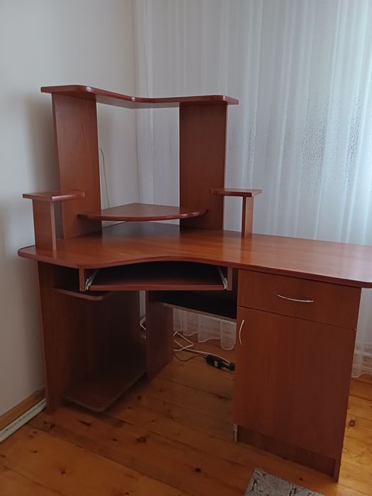 Комп'ютерний стіл