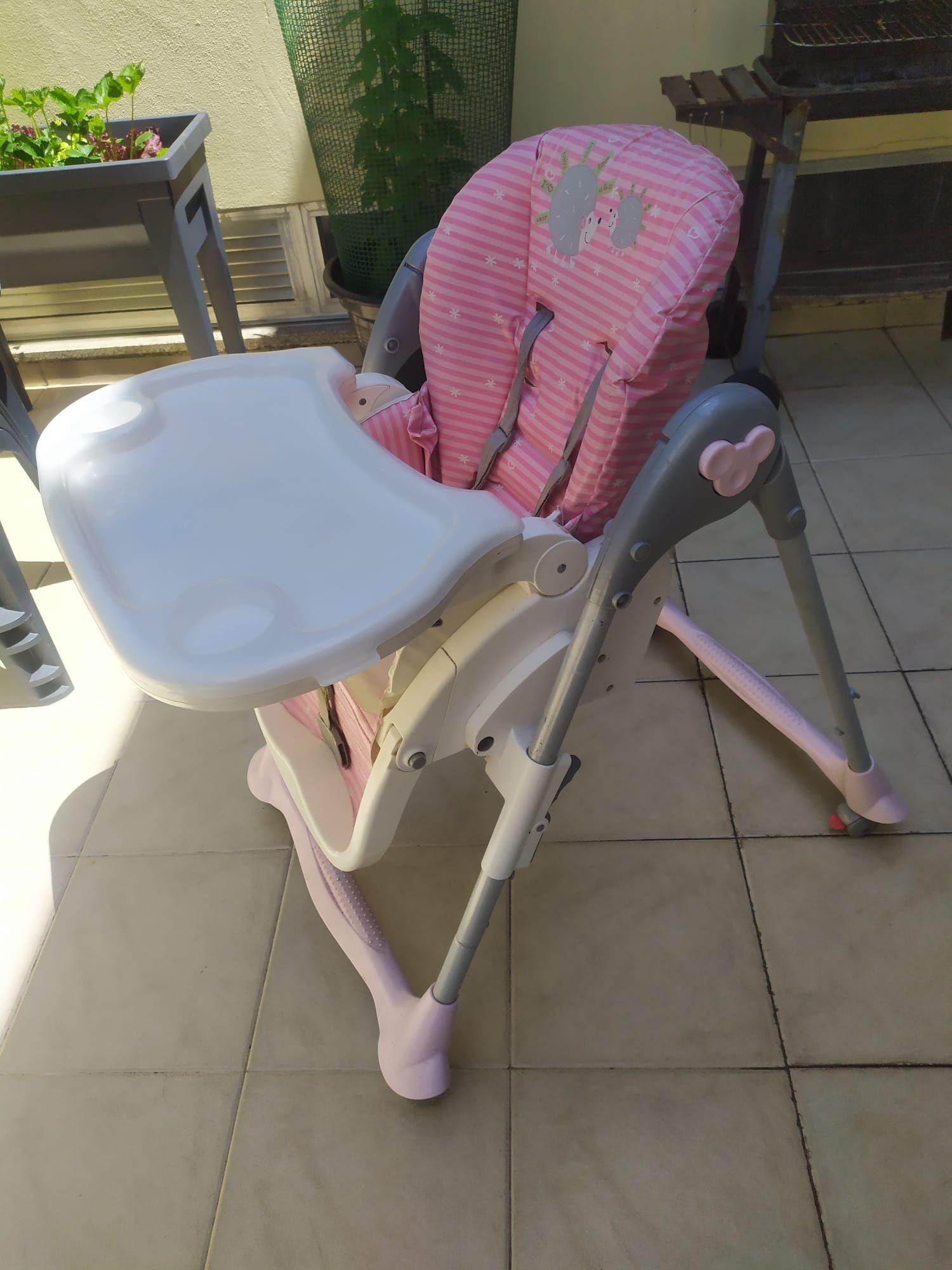 Cadeira de criança para comer papa