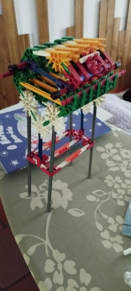 Vendo caixa com 1000 peças knex praticamente novo