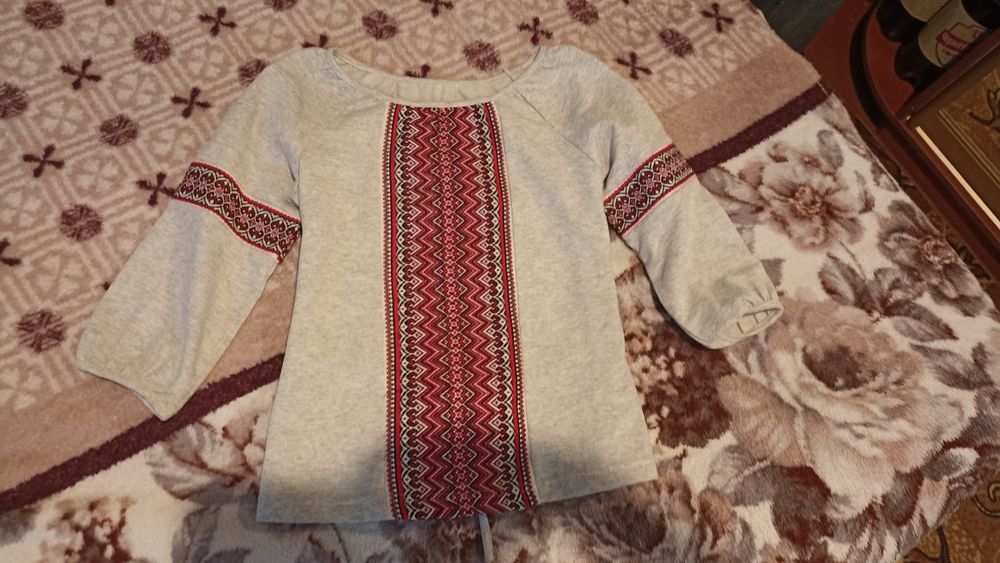 Вишиванка на 6-9 років .