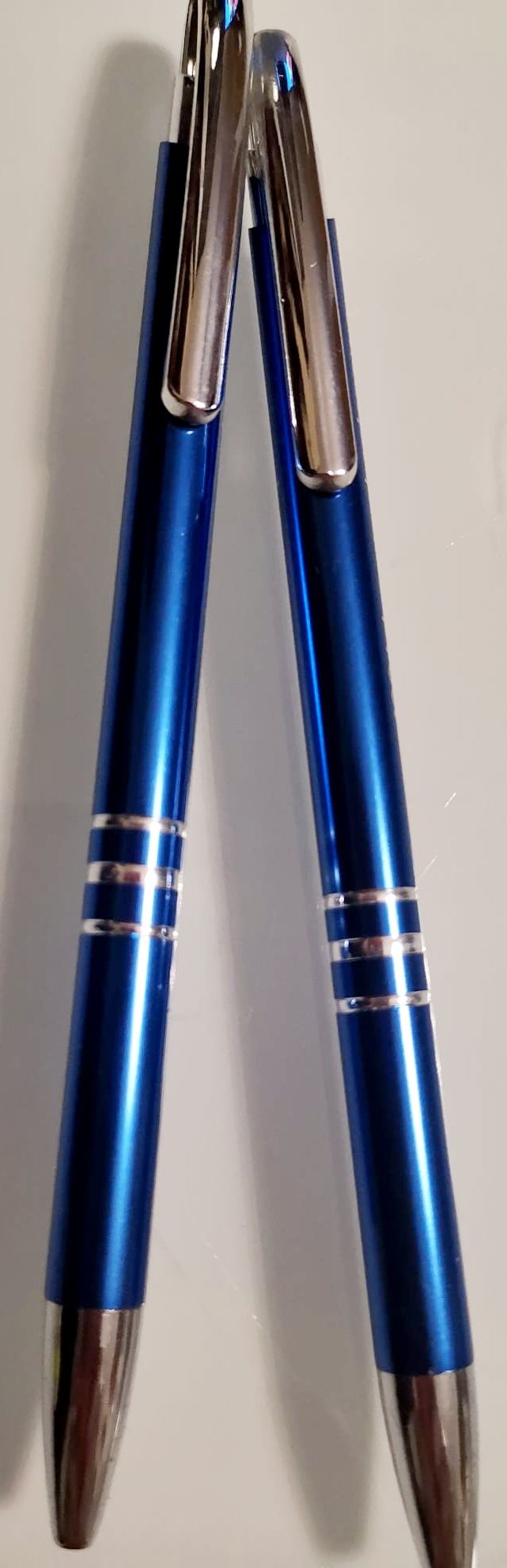 Nowe dwa niebieskie długopisy w pudełeczku, idealne na prezent !!!