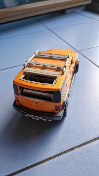 Model samochodu Jeep 1:18 cały z metalu kolekcjonerski