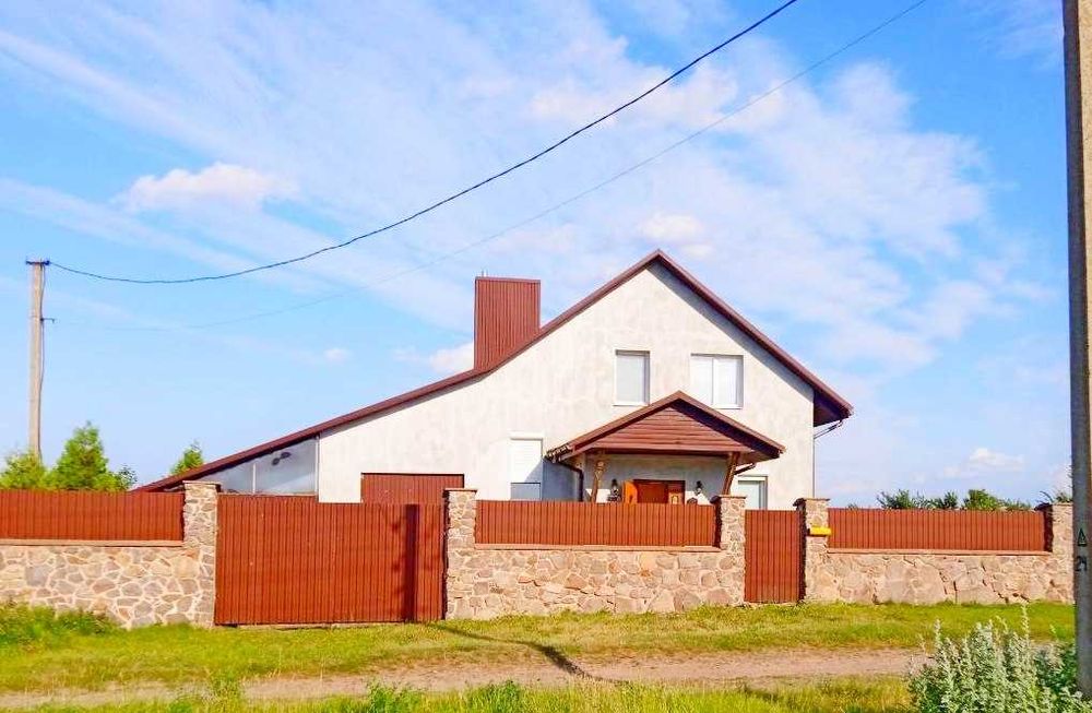 Заміський комфортний утеплений будинок на великій ділянці з садом