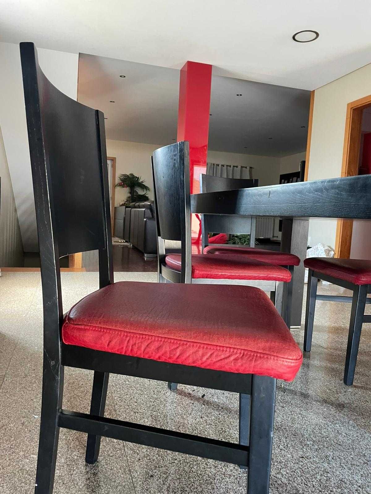 Mesa de jantar com 5 cadeiras e um aparador