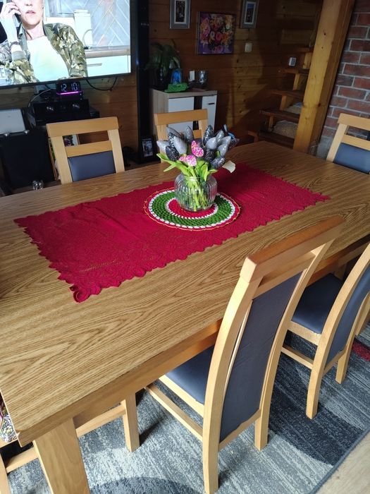 Stół rozkładany z krzesłami