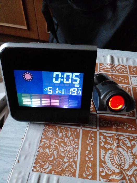 Электронные метеорологические часы с инфокрасным проектором