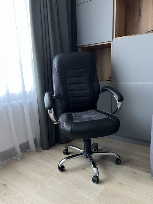 Продам офісне крісло з кожзама