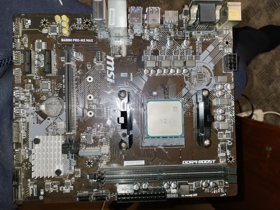 Продам процессор amd ryzen 3 2200g