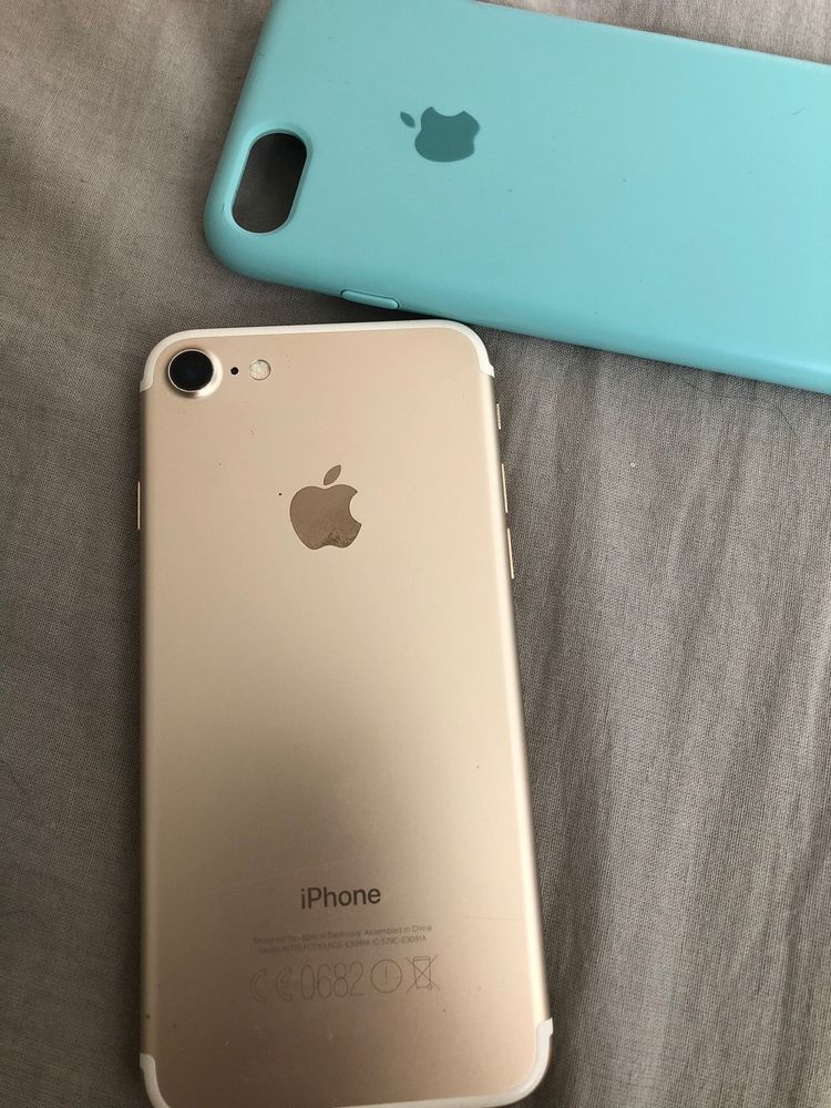 iPhone 7 com película de vidro e com capa de proteção está com novo cor dourada