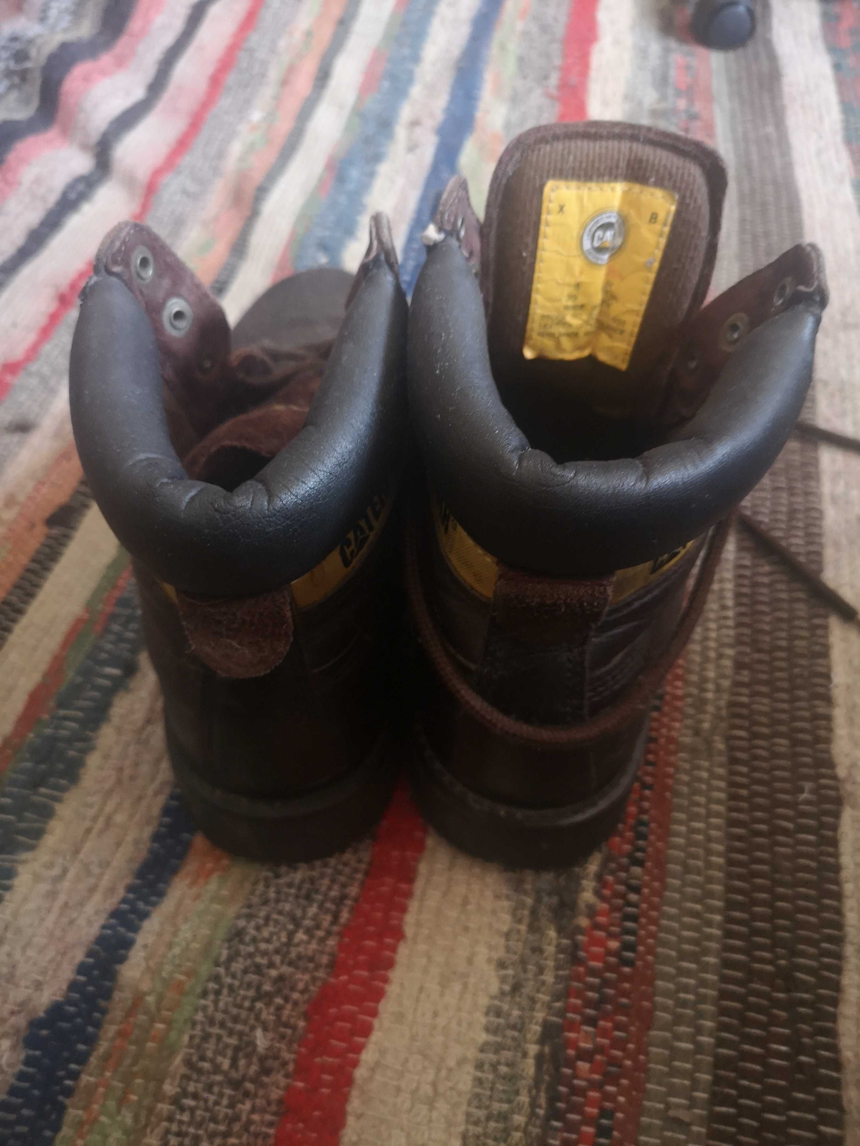 2 pares de botas ( rústicas e caterpilar )